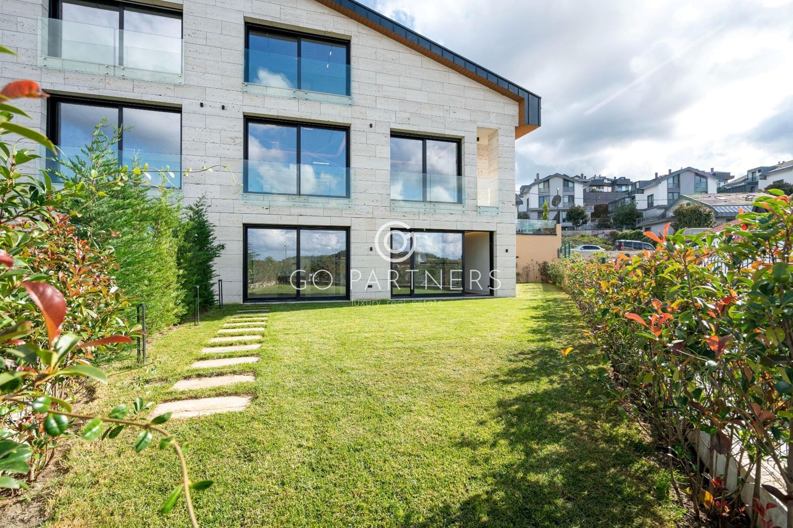 Zekeriyaköy modern mimari lüks 4+1 villa